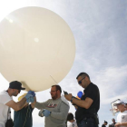 Varias personas preparan el lanzamiento de globo sonda