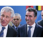 Rasmussen (centro) sonríe junto al secretario de Defensa de EEUU, Chuck Hagel (izq), este martes en Bruselas.