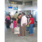 Pasajeros en el aeropuerto de León antes de embarcar
