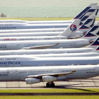 Aviones de Cathay Pacific en el aeropuerto de Hong Kong.