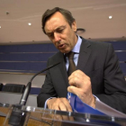Rafael Hernando se prepara para la rueda de prensa que ha ofrecido este martes en el Congreso