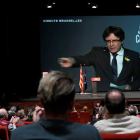 Intervención de Puigdemont a través de videoconferencia en un acto electoral de su partido. S. SÁEZ