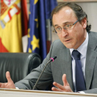 El portavoz parlamentario del PP, Alfonso Alonso, ayer en rueda de prensa.