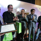 Momento de la entrega del certificado a la gestión sostenible para un soto de Corullón.