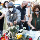 Imagen de ciudadanos poniendo flores en el aniversario del atentado. QUIQUE GARCÍA