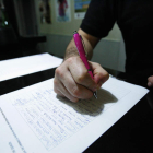 Las hojas con la petición de firmas circulan por todo el municipio de Cacabelos.
