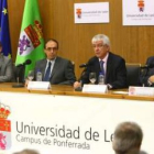José Ángel Hermida, segundo por la derecha, con representantes de la Junta y de la ULE.