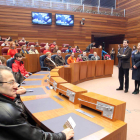 La presidenta de las Cortes explica a los visitantes la actividad que se realiza en el Parlamento.