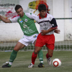 El jugador maragato Cristian, a la izquierda, cierra el paso al zamorano Dani Hernández.