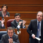 Juan Vicente Herrera contesta a Óscar López en el pleno de ayer.