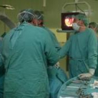 Un equipo de cirujanos leoneses durante el transcurso de una intervención quirúrgica