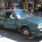 El coche se empotró contra el semáforo y la papelera de la esquina