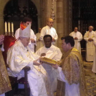El obispo, en el momento de dar a Higinio Méndez los nuevos poderes, ayer, en la Catedral. dl