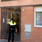 Una agente de los Mossos dEsquadra entra en la vivienda que la madre del bebé compartía con el detenido en Torroella de Montgrí, el domingo.