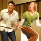 El actor Matthew Lillard junto al cartel promocional de su personaje Shaggy Rogers