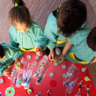 Unos niños juegan en el Hogar de la Esperanza de León. RAMIRO