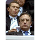 Emilio Butragueño, en el palco del Bernabéu, detrás de Florentino Pérez