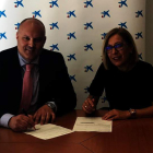 Rogelio Tabuyo y Ana Rodríguez, ayer en la firma del acuerdo. DL