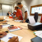 El alcalde, Manuel García, durante la firma de la subida salarial en el servicio de Limpieza. DL