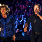 Mick Jagger y Bruce Springsteen, en plena interpretación de 'Tumblind Dice', el jueves en Lisboa.