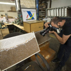Interior de la nave en la que se encontraba la fábrica de tabaco ilegal.