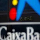 Vista de una oficina de CaixaBank donde se refleja el logo de Bankia. TONI ALBIR