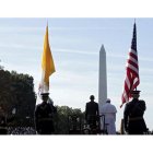 Obama y el papa Francisco escuchan el himno estadounidense durante la ceremonia de bienvenida a Washington.