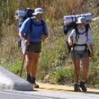 Peregrinos siguiendo el Camino Francés, el más habitual, a su paso por el Bierzo