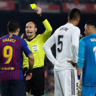 Mateu Lahoz muestra la tarjeta amarilla a Luis Suárez, en el clásico de Copa de la semana pasada.