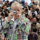 El actor Bill Murray, con  una minicámara, en el 65º festival de cine de Cannes.