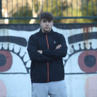 Adrián Méndez, en el patio del IES La Gándara de Toreno, donde cursa primero de Bachillerato. L. DE LA MATA