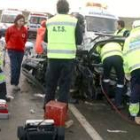 Los bomberos y servicios sanitarios atienden a uno de los cinco heridos en un accidente en Huesca