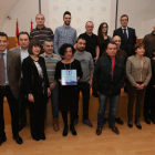 Foto de familia de la edil de Turismo con algunos de los premiados y personal municipal.
