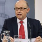 El ministro de Hacienda, Montoro, en la rueda de prensa posterior al Consejo de Ministros. ÁNGEL DÍAZ