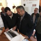 Cenador enseña a Cendón y Tudanca los planos de la residencia que ya se está levantando. A. VALENCIA