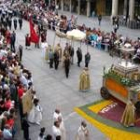 Una alfombra floral adornó la plaza Mayor para acoger la custodia del Cuerpo de Cristo