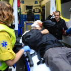 Roger Español es atendido por los servicios de emergencias tras ser herido por una pelota de goma durante la carga policial en la escuela Ramon Llull el 1-O.