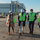 En la fotografía, Beatriz Coelho, un representante de la empresa, Juan Carlos Suárez-Quiñones y Juan José López, en las instalaciones de Emobi-Ibermon en el polígono industrial de La Llanada en Santo Tomás de las Ollas. El consejero recordó que la empresa, con otra sede en el polígono de Bembibre ocupa dependencias de Comonor y aspira a ser el primer fabricante europeo de torres eólicas. DL