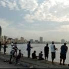 En la imagen tomada ayer se ve a varias personas pescando en el malecón, ante la bahía de La Habana
