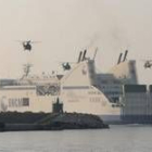 Unos helicópteros franceses se aproximan al ferry secuestrado