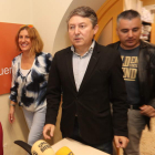 Samuel Folgueral, ayer entre Cristina López Voces y Santiago Macías. L. DE LA MATA