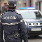 Imagen de archivo de un policía municipal de Ponferrada. L. DE LA MATA