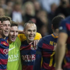 Iniesta se abraza a Messi tras el 0-3 del manchego en el Bernabéu.