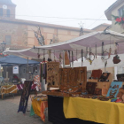 Mercadillo que desde ayer y hasta mañana puede visitarse en la plaza Mayor de Santa María.