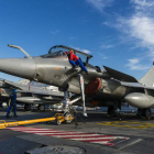 El portaaviones Charles de Gaulle, buque insignia de la Armada de Francia, zarpó hace dos días hacia el Mediterráneo oriental.