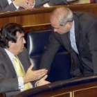 Cascos, ayer, en el Congreso junto al diputado del PP, Jorge Fernández