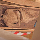 Vista de la momia, en su cripta, durante la visita guiada al templo de La Peregrina.
