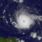 Fotografía cedida por la NASA, del huracán Irma capturado por el satélite GOES Est de la Administración Nacional Oceánica y Atmosférica (NOAA), a su paso hoy por el Océano Atlantico rumbo a las antillas menores del Caribe.
