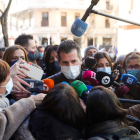 Luis Tudanca rodeado de periodistas ayer, a su llegada al Comité Federal del PSOE. EMILIO NARANJO