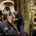 Los 'camareros' de la Virgen del Mercado la preparan para salir en procesión el Viernes de Dolores